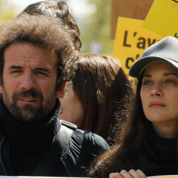 Cyril Dion, Marion Cotillard - Marche pour le futur entre la place de la Bastille et la place de la République à Paris, France, le 09 avril 2022. © Christophe Clovis / Bestimage 