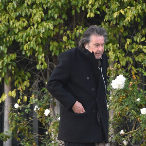 Exclusif - Al Pacino discute au téléphone dans les rues de Beverly Hills, le 29 mars 2022. Lors de la cérémonie des Oscars, Al Pacino a fêté le 50 ème anniversaire du film "Le Parrain" avec R.deNiro et F.F.Coppola, le 27 mars 2022. 
