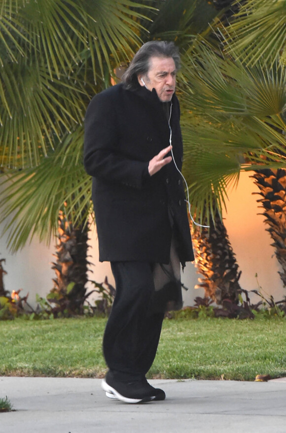 Exclusif - Al Pacino discute au téléphone dans les rues de Beverly Hills, le 29 mars 2022. Lors de la cérémonie des Oscars, Al Pacino a fêté le 50 ème anniversaire du film "Le Parrain" avec R.deNiro et F.F.Coppola, le 27 mars 2022. 