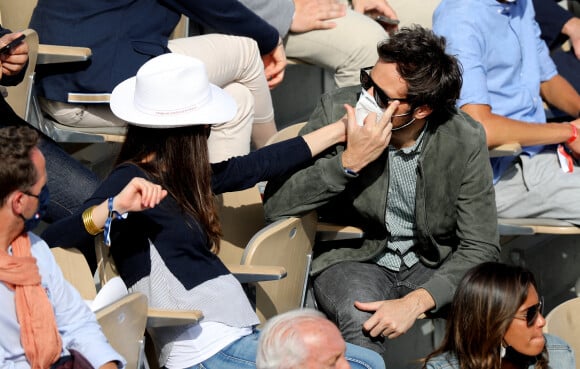 Vianney et sa compagne Catherine Robert dans les tribunes des Internationaux de France de tennis de Roland-Garros à Paris, le 5 juin 2021. © Dominique Jacovides/Bestimage