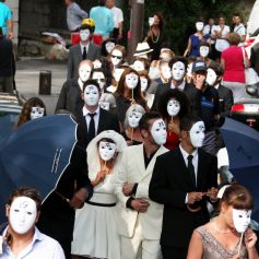 Mariage de Emma De Caunes et Jamie Hewlett à la mairie de Saint-Paul-de-Vence. Les mariés et les invités ont mis un masque blanc pour éviter les paparazzis.