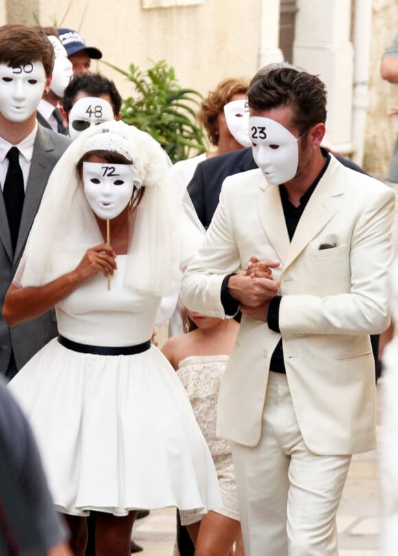 Mariage de Emma De Caunes et Jamie Hewlett à la mairie de Saint-Paul-de-Vence. Les mariés et les invités ont mis un masque blanc pour éviter les paparazzis.