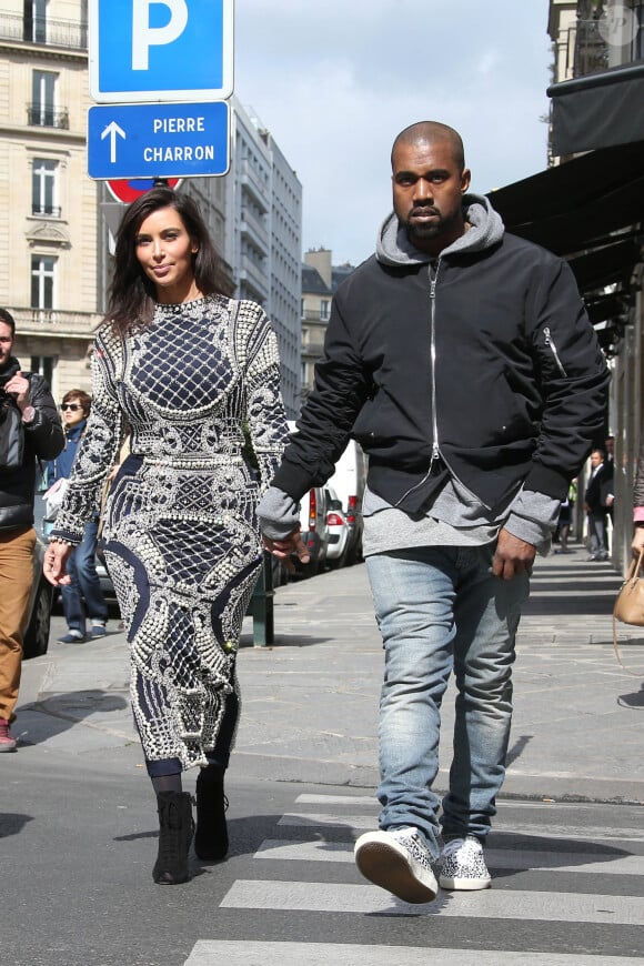 Après avoir recherché un château pour leur mariage aux alentours de Paris, Kanye West et sa compagne Kim Kardashian sont allés faire du shopping chez Givenchy et Balmain. En sortant de chez Balmain, la belle s'est changée de tenue dans le van avant d'arriver chez Lanvin. Le 14 avril 2014