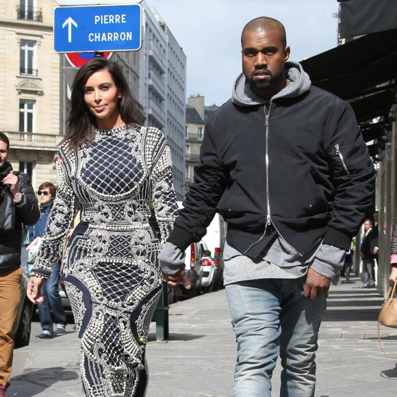 Après avoir recherché un château pour leur mariage aux alentours de Paris, Kanye West et sa compagne Kim Kardashian sont allés faire du shopping chez Givenchy et Balmain. En sortant de chez Balmain, la belle s'est changée de tenue dans le van avant d'arriver chez Lanvin. Le 14 avril 2014