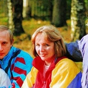 Archives - Vladimir Poutine avec son ex-épouse, Lyudmila Poutina, et leurs deux filles, Katerina Tikhonova et Maria Poutina (Maria Vorontsova), dans les années 1990.