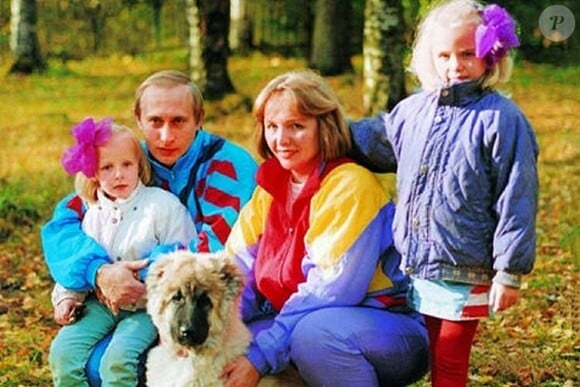 Archives - Vladimir Poutine avec son ex-épouse, Lyudmila Poutina, et leurs deux filles, Katerina Tikhonova et Maria Poutina (Maria Vorontsova), dans les années 1990.