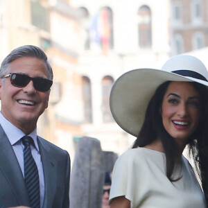 George Clooney et sa femme Amal Clooney, née Amal Alamuddin à bord d'un taxi bateau après leur mariage civil à Venise le 27 septembre 2014.