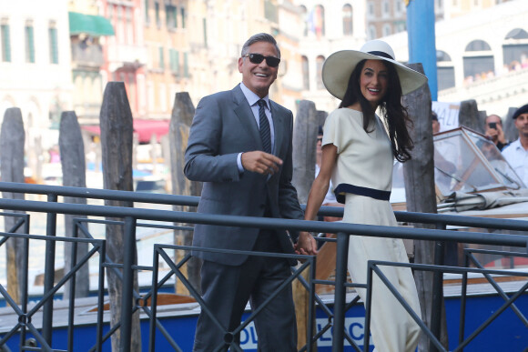George Clooney et sa femme Amal Clooney, née Amal Alamuddin à bord d'un taxi bateau après leur mariage civil à Venise le 27 septembre 2014.