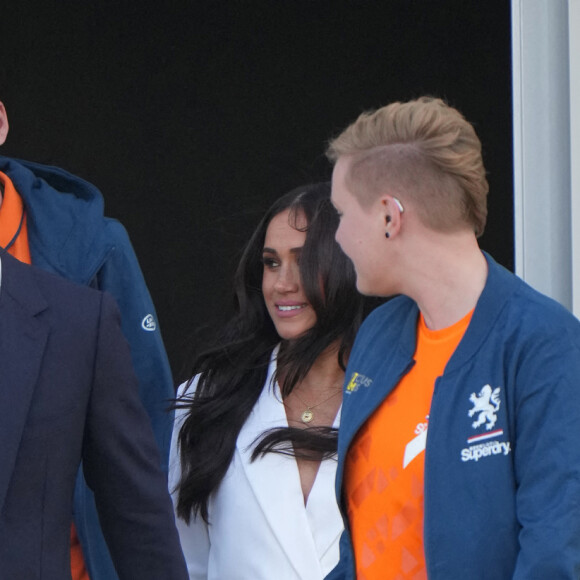 Le prince Harry, duc de Sussex, et Meghan Markle, duchesse de Sussex assistent à un engagement à la veille des Jeux Invictus 2020 aux Pays-Bas, à La Haye, le 15 avril 2022. 