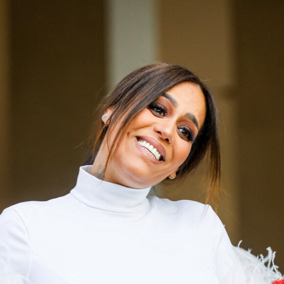 Amel Bent, enceinte, - Arrivées au défilé femme Giambattista Valli Automne/Hiver 2022/2023 lors de la Fashion Week de Paris, France, le 7 mars 2022. © Veeren-Clovis/Bestimage 