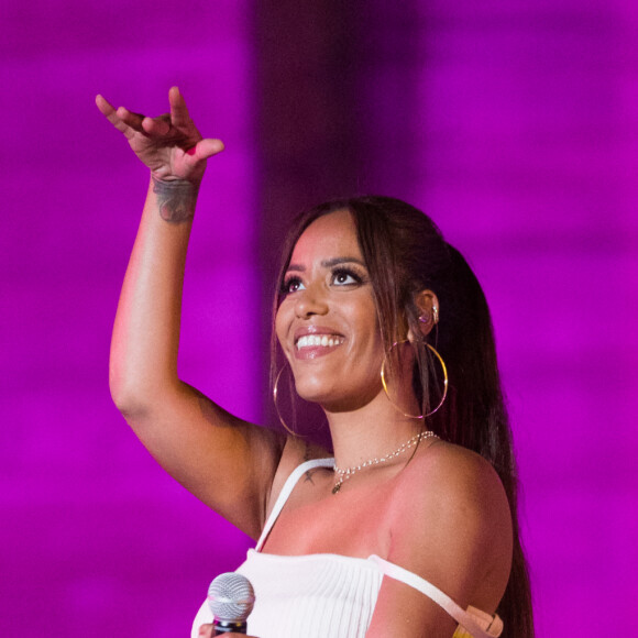 Exclusif - Amel Bent - Enregistrement de l'émission "La chanson de l'année" dans les jardins du Palais Royal à Paris, qui sera diffusée le 12 juin sur TF1. Le 11 juin 2020 © Cyril Moreau / Bestimage 