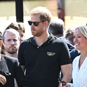 Le prince Harry et Meghan Markle lors du "Land Rover Challenge" au premier jour des Invictus Games 2020 à La Haye, le 16 avril 2022. 