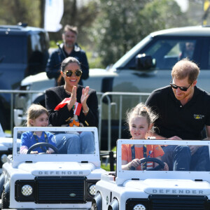 Le prince Harry et Meghan Markle lors du "Land Rover Challenge" au premier jour des Invictus Games 2020 à La Haye, le 16 avril 2022. 