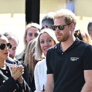 Le prince Harry et Meghan Markle lors du "Land Rover Challenge" au premier jour des Invictus Games 2020 à La Haye, le 16 avril 2022. 