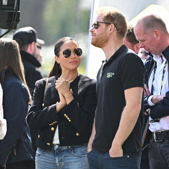 Le prince Harry et Meghan Markle lors du "Land Rover Challenge" au premier jour des Invictus Games 2020 à La Haye, le 16 avril 2022. 