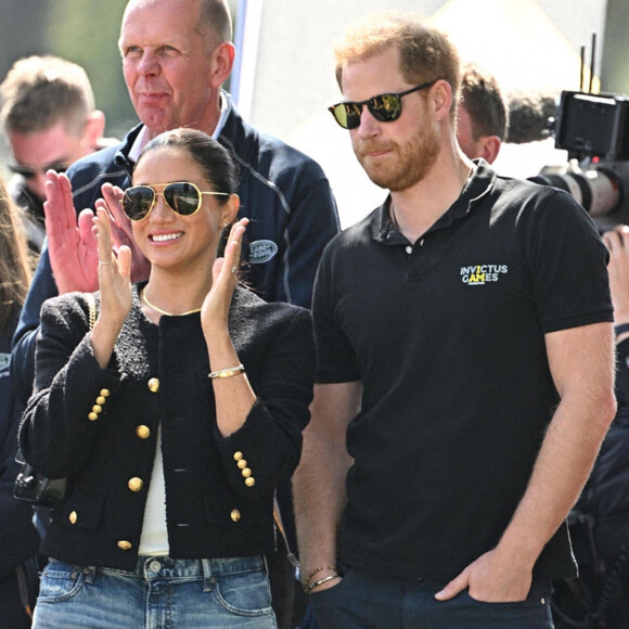 Le prince Harry et Meghan Markle lors du "Land Rover Challenge" au premier jour des Invictus Games 2020 à La Haye.