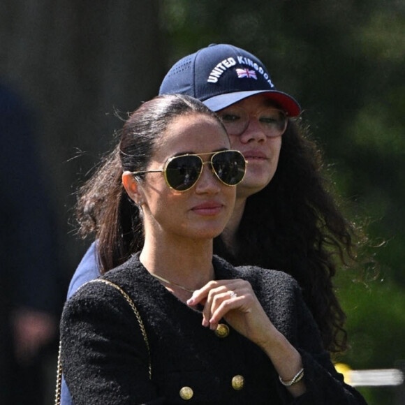 Le prince Harry et Meghan Markle lors du "Land Rover Challenge" au premier jour des Invictus Games 2020 à La Haye, le 16 avril 2022. 