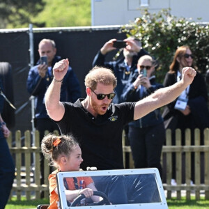 Le prince Harry et Meghan Markle lors du "Land Rover Challenge" au premier jour des Invictus Games 2020 à La Haye, le 16 avril 2022. 