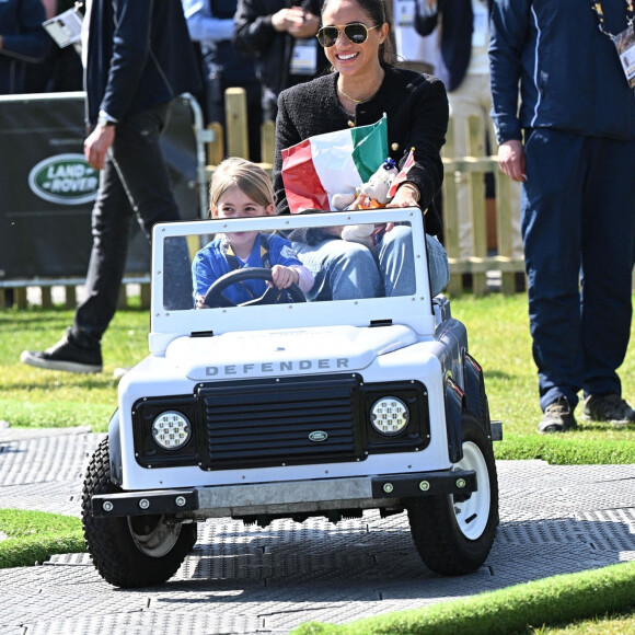 Le prince Harry et Meghan Markle lors du "Land Rover Challenge" au premier jour des Invictus Games 2020 à La Haye, le 16 avril 2022. 