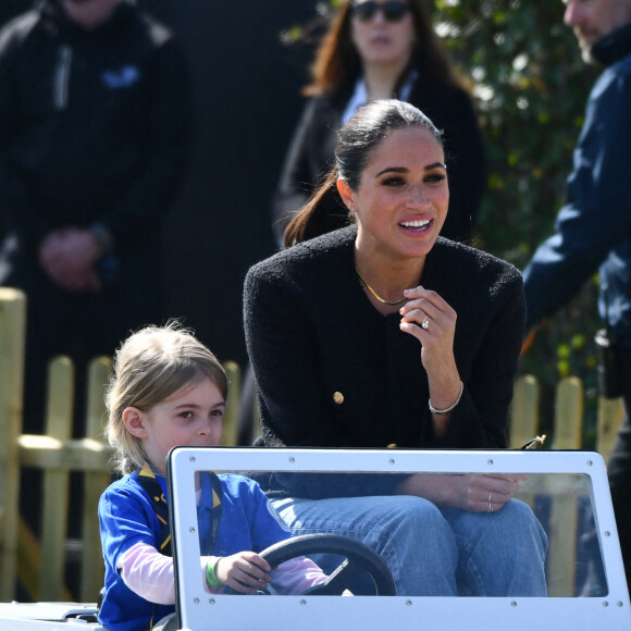Le prince Harry et Meghan Markle lors du "Land Rover Challenge" au premier jour des Invictus Games 2020 à La Haye, le 16 avril 2022. 