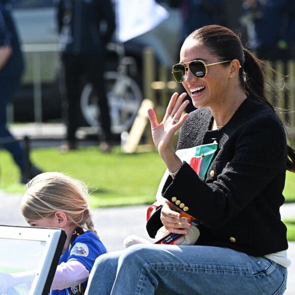 Le prince Harry et Meghan Markle lors du "Land Rover Challenge" au premier jour des Invictus Games 2020 à La Haye, le 16 avril 2022. 