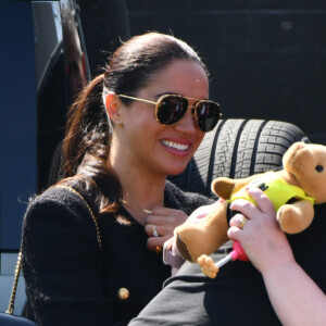 Le prince Harry et Meghan Markle lors du "Land Rover Challenge" au premier jour des Invictus Games 2020 à La Haye, le 16 avril 2022. 