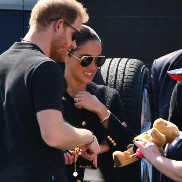 Le prince Harry et Meghan Markle lors du "Land Rover Challenge" au premier jour des Invictus Games 2020 à La Haye, le 16 avril 2022. 