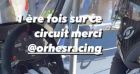 Tom Pernaut se prépare à la course avec son frère Olivier sur le circuit de Dijon