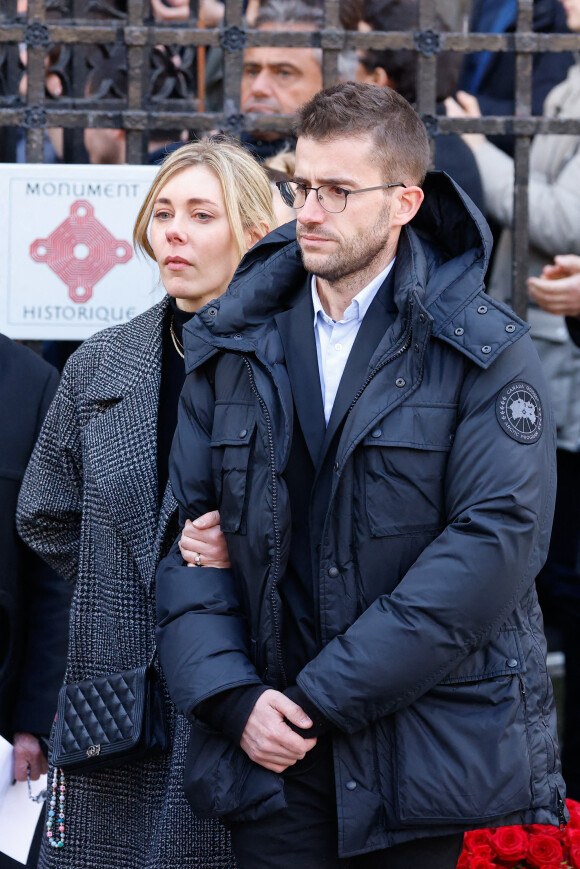 Olivier Pernaut et sa compagne - La famille de Jean-Pierre Pernaut à la sortie des obsèques en la Basilique Sainte-Clotilde à Paris le 9 mars 2022. © Cyril Moreau/Bestimage