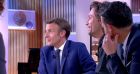 Séquence humoristique de Bertrand Chameroy dans C à vous, durant laquelle il se moque de l'invité Emmanuel Macron et notamment sa photo chemise ouverte et torse poilu.