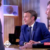 Emmanuel Macron, torse poilu : moqué en direct, il réagit sur l'énorme buzz de sa photo