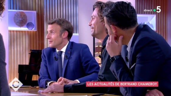 Séquence humoristique de Bertrand Chameroy dans C à vous, durant laquelle il se moque de l'invité Emmanuel Macron et notamment sa photo chemise ouverte et torse poilu.