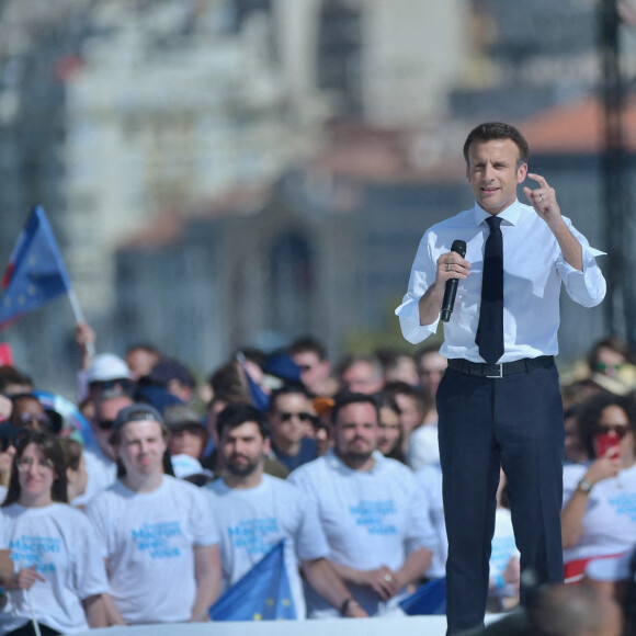 Emmanuel Macron, président de la République Française, candidat de La République En Marche (LREM) en lice pour le deuxième tour de l'élection présidentielle, en meeting dans le quartier du Pharo à Marseille, le 16 avril 2022