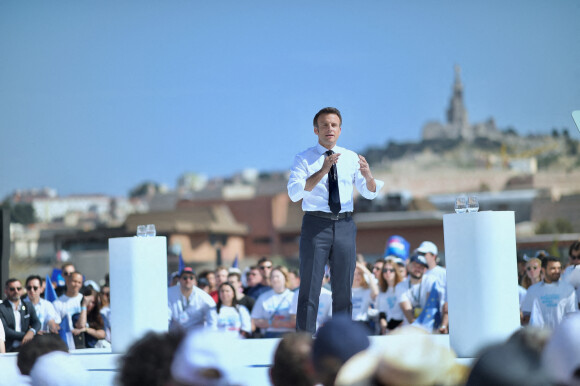 Emmanuel Macron, président de la République Française, candidat de La République En Marche (LREM) en lice pour le deuxième tour de l'élection présidentielle, en meeting dans le quartier du Pharo à Marseille, le 16 avril 2022