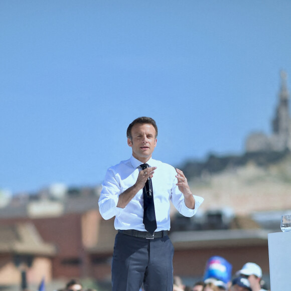 Emmanuel Macron, président de la République Française, candidat de La République En Marche (LREM) en lice pour le deuxième tour de l'élection présidentielle, en meeting dans le quartier du Pharo à Marseille, le 16 avril 2022