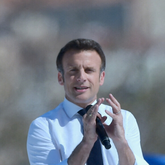 Emmanuel Macron, président de la République Française, candidat de La République En Marche (LREM) en lice pour le deuxième tour de l'élection présidentielle, en meeting dans le quartier du Pharo à Marseille, le 16 avril 2022