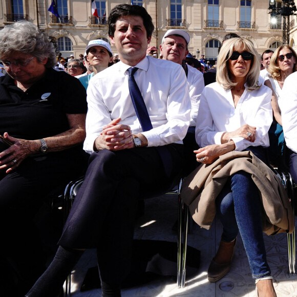 Julien Denormandie (ministre de l'Agriculture et de l'Alimentation de France), Brigitte Macron et Renaud Muselier (Président du conseil régional de Provence-Alpes-Côte d'Azur) - Emmanuel Macron, président de la République Française, candidat de La République En Marche (LREM) en lice pour le deuxième tour de l'élection présidentielle, en meeting dans le quartier du Pharo à Marseille, le 16 avril 2022.