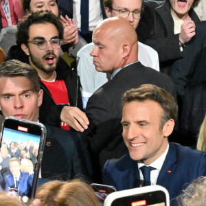 La première dame Brigitte Macron - Le président Emmanuel Macron prononce un discours à l'issue du résultat du premier tour de l'élection présidentielle à Paris Expo porte de Versailles le 10 avril 2022. Le président remporte le premier tour avec 27,6% de suffrages en sa faveur. Au deuxième tour, il sera face à la candidate du RN qui a récolté 23,4%