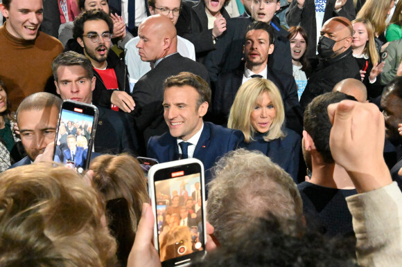 La première dame Brigitte Macron - Le président Emmanuel Macron prononce un discours à l'issue du résultat du premier tour de l'élection présidentielle à Paris Expo porte de Versailles le 10 avril 2022. Le président remporte le premier tour avec 27,6% de suffrages en sa faveur. Au deuxième tour, il sera face à la candidate du RN qui a récolté 23,4%