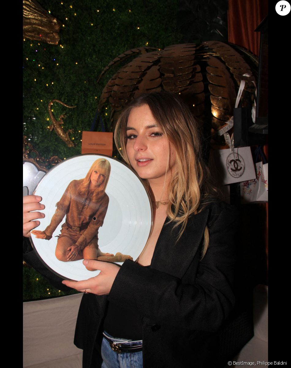 Exclusif - Darina Scotti-Vartan, la fille de Sylvie Vartan, fait un karaoké avec Jordan de Luxe à Paris le 23 mai 2021. © Philippe Baldini / Bestimage