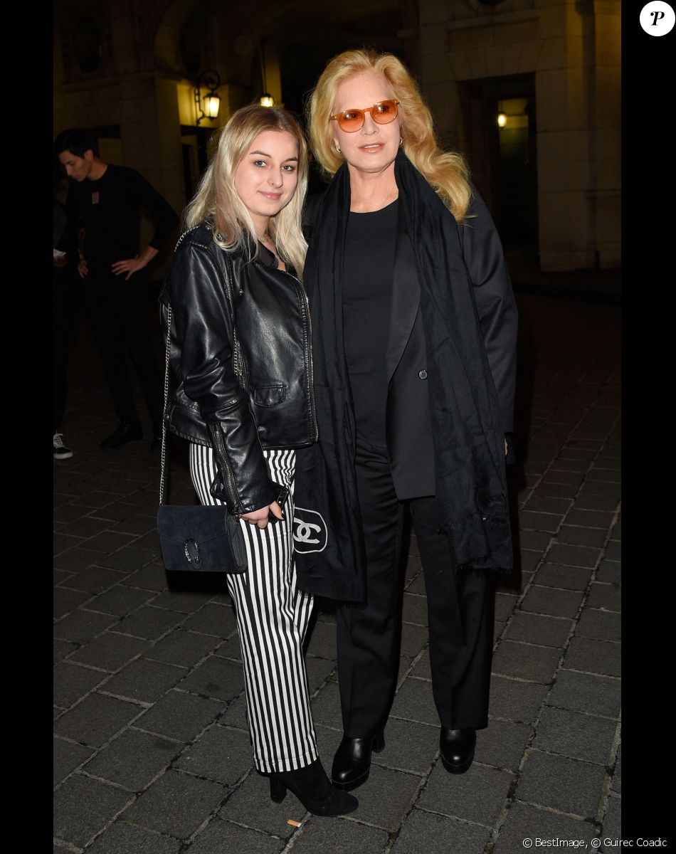 Info - Sylvie Vartan fête ses 60 ans de carrière - Semi-Exclusif - Sylvie Vartan avec sa fille Darina Scotti-Vartan à la générale de la pièce "La Vraie Vie" au théâtre Edouard 7 à Paris, le 18 septembre 2017. © Guirec Coadic/Bestimage