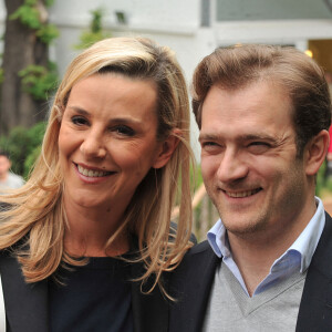 Laurence Ferrari et son mari Renaud Capuçon posant au village des Internationaux de France de tennis de Roland Garros à Paris, le 3 juin 2014. 