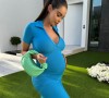Nabilla Benattia enceinte et en robe moulante bleue