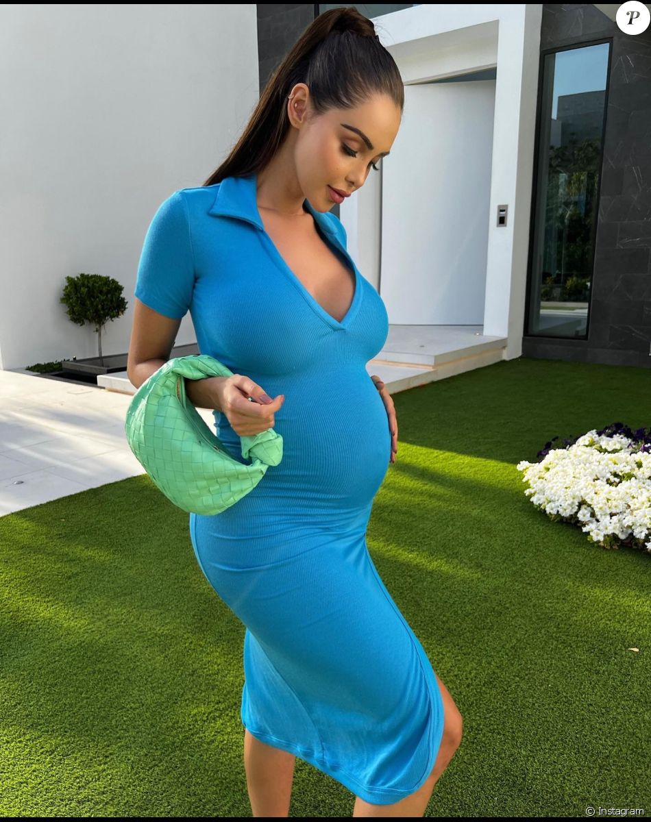 Nabilla Benattia enceinte et en robe moulante bleue