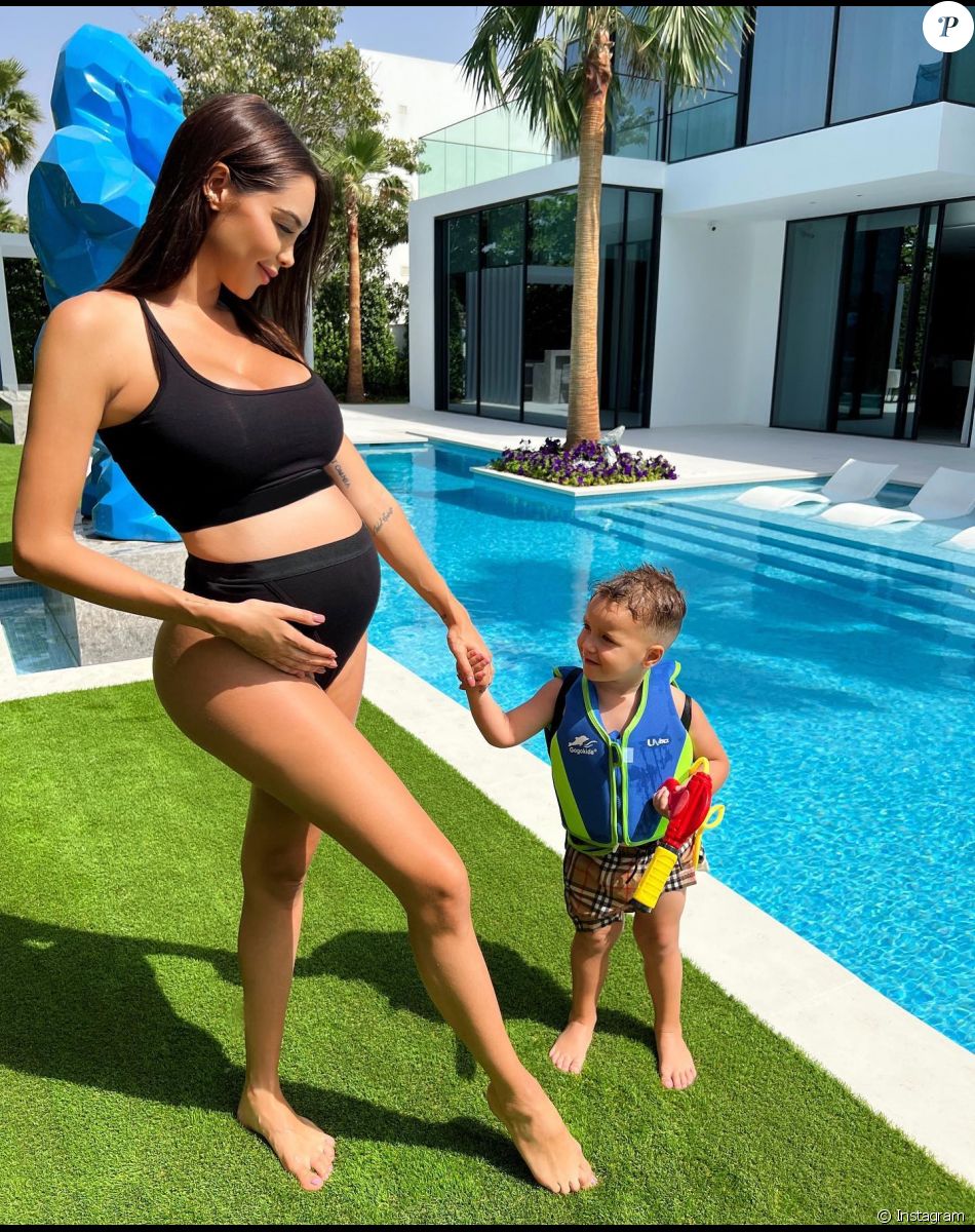 Nabilla Benattia enceinte, elle pose avec son fils Milann