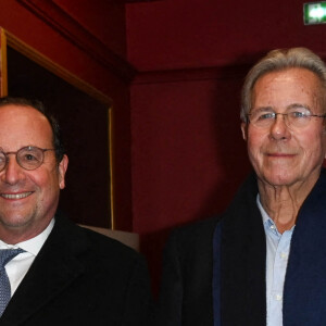 Exclusif - Valérie Bochenek, François Hollande, Jean-Louis Debré et Julie Gayet - Représentation de la pièce de théâtre "Ces femmes qui ont réveillé la France" au Théâtre de la Gaité à Paris. Le 22 décembre 2021 © Coadic Guirec / Bestimage 