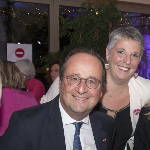 Exclusif - Sophie Moreau (Courir pour elles), François Hollande (ancien Président), Karine Gilles (rouler pour elles), Julie Gayet actrice et marraine de la soirée de gala au profit de la lutte contre le cancer du sein organisée par l'association Courir pour elles au château de Chapeau Cornu, le 08 octobre 2021, à Vignieu dans l'Isère, France. © Sandrine Thesillat / Panoramic / Bestimage