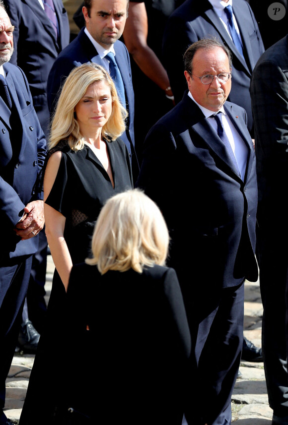 François Hollande, sa compagne Julie Gayet et la Première Dame Brigitte Macron lors de la cérémonie d'hommage national à Jean-Paul Belmondo à l'Hôtel des Invalides à Paris, France, le 9 septembre 2021. © Dominique Jacovides/Bestimage 
