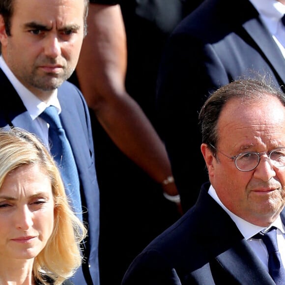 François Hollande, sa compagne Julie Gayet et la Première Dame Brigitte Macron lors de la cérémonie d'hommage national à Jean-Paul Belmondo à l'Hôtel des Invalides à Paris, France, le 9 septembre 2021. © Dominique Jacovides/Bestimage 