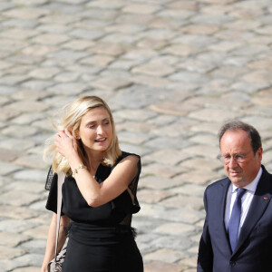 François Hollande et sa compagne Julie Gayet lors de la cérémonie d'hommage national à Jean-Paul Belmondo à l'Hôtel des Invalides à Paris, France, le 9 septembre 2021. © Dominique Jacovides/Bestimage 